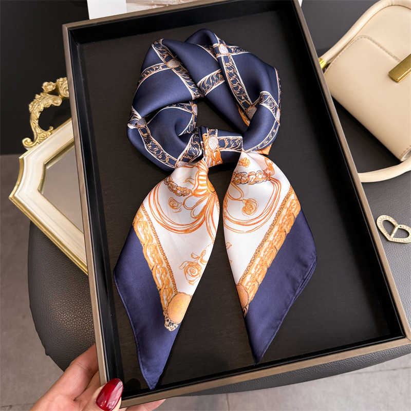 Blue Classic Chain Print Squar - Silk Neck Scarf recension och pris