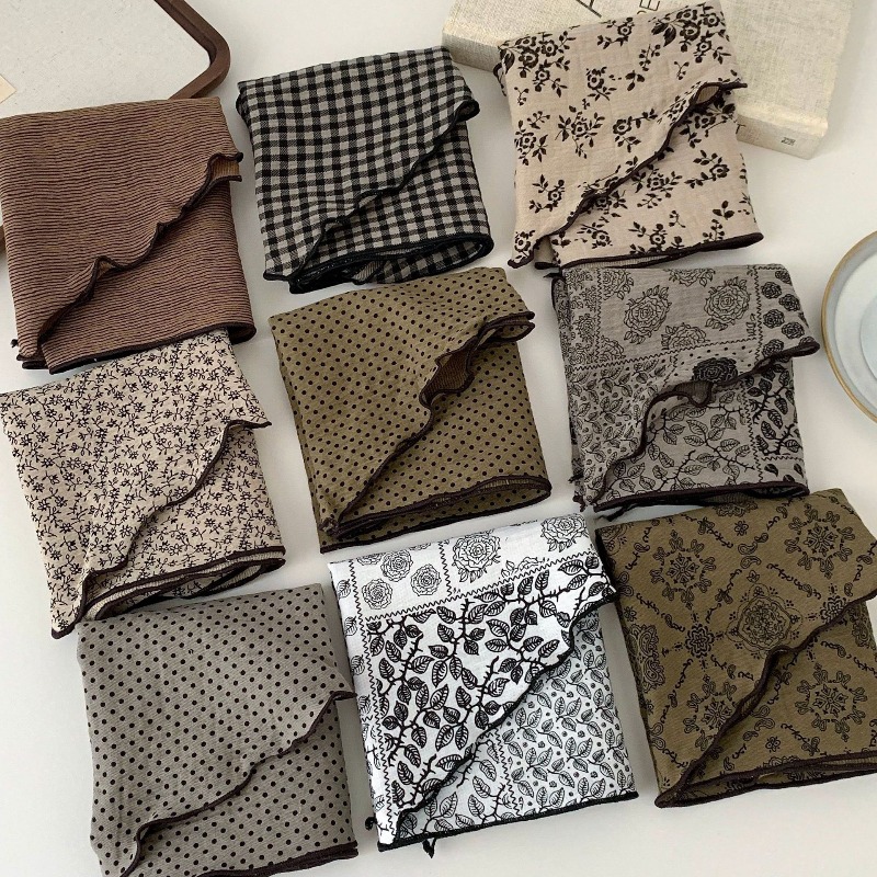 Artistic Floral Triangle Scarf - Ascot Neck Scarf recension och pris