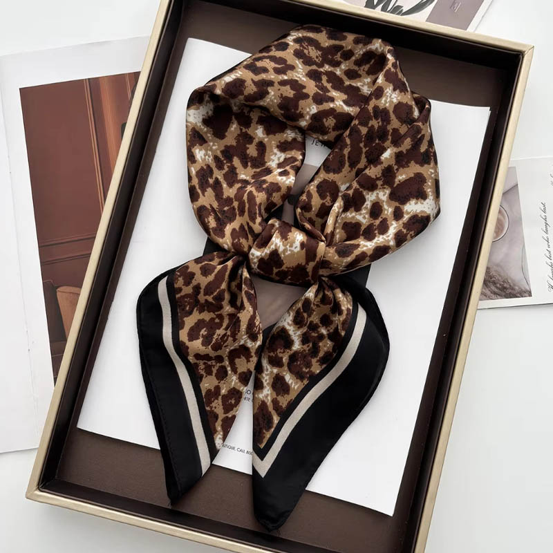 Luxury Leopard Print Female Sa - Ascot Neck Scarf recension och pris